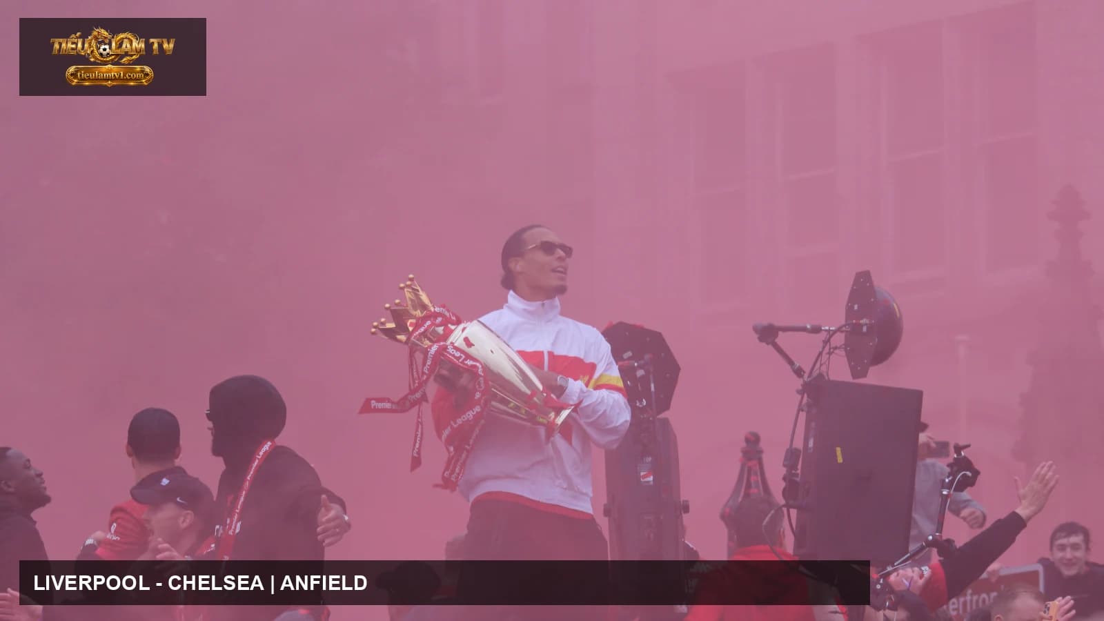 Virgil van Dijk cùng Liverpool trong lễ diễu hành năm 2025
