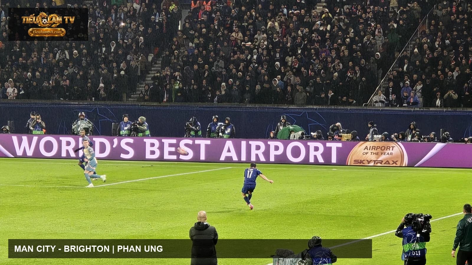 Phil Foden trong một trận đấu của Manchester City Phil Foden trong một trận đấu của Manchester City