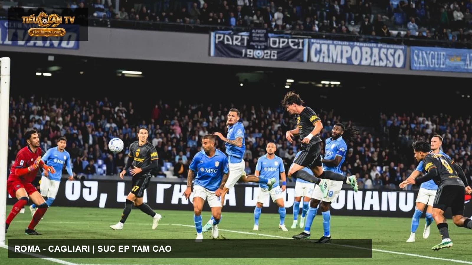 Roma thi đấu trong trận hòa Napoli 3-3