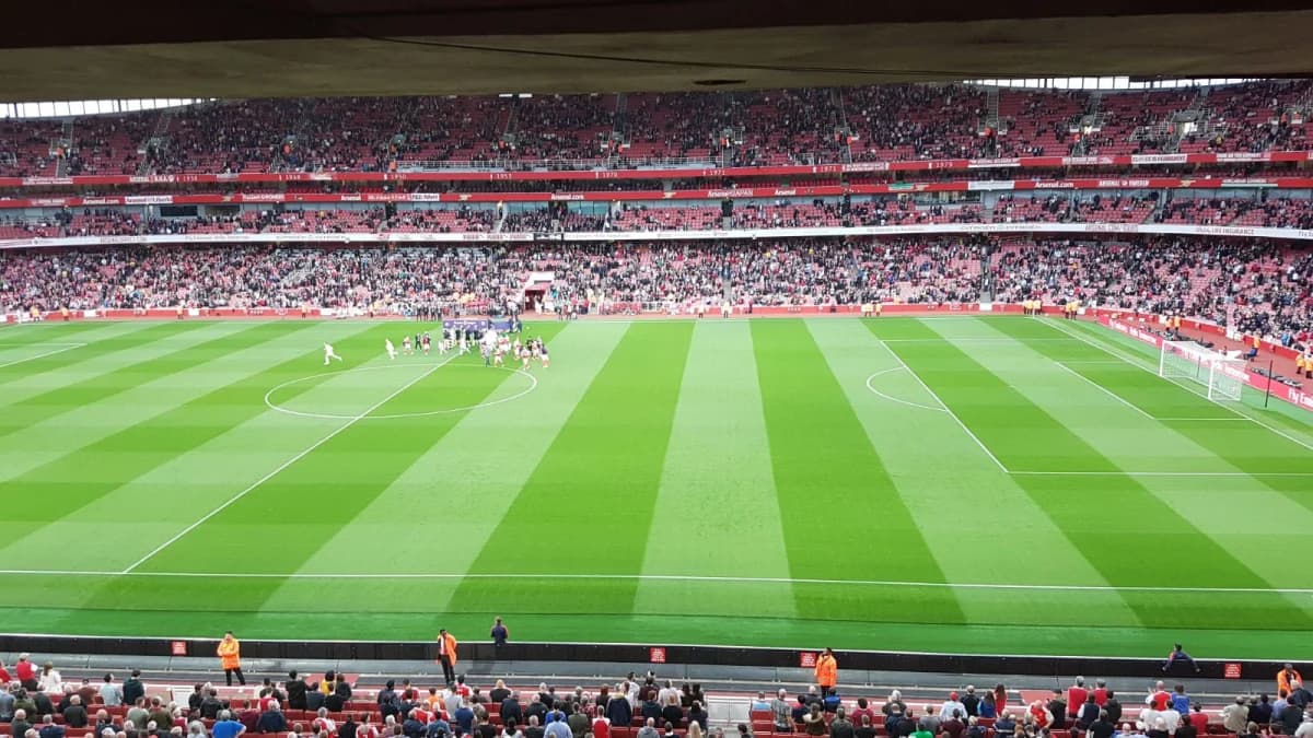 Khán đài Emirates Stadium trong ngày thi đấu Ngoại hạng Anh
