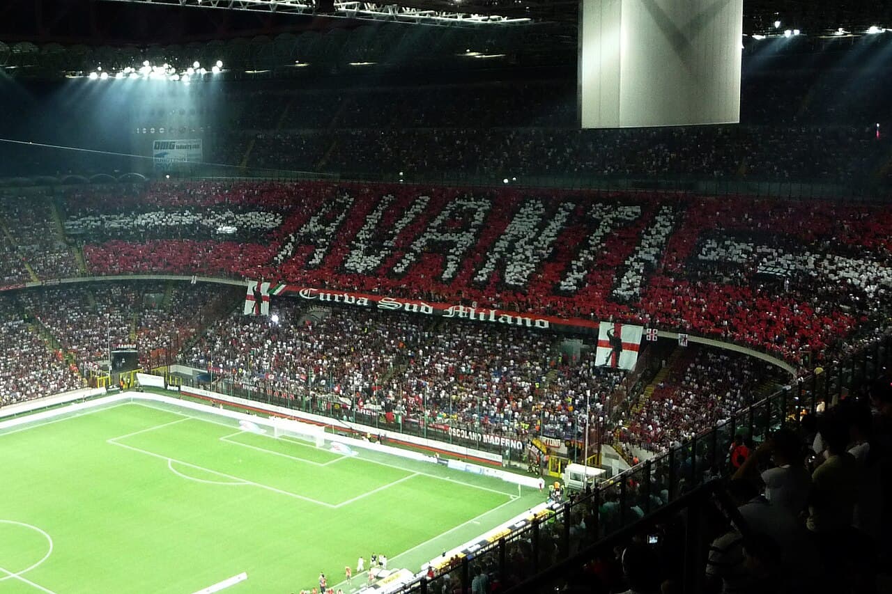 Toàn cảnh sân San Siro gắn với câu lạc bộ AC Milan Toàn cảnh sân San Siro gắn với câu lạc bộ AC Milan