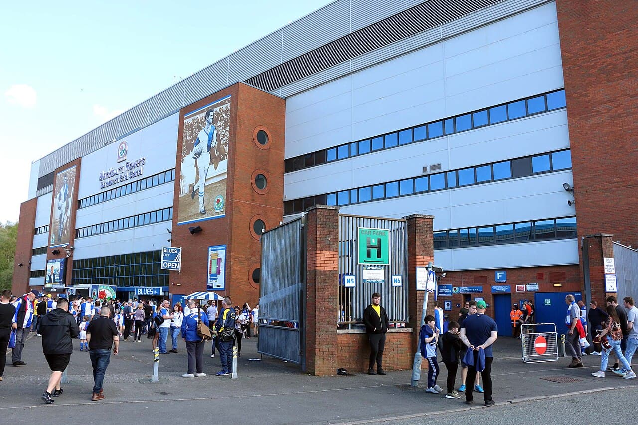 Toàn cảnh Ewood Park, sân đấu gắn với Blackburn Rovers Toàn cảnh Ewood Park, sân đấu gắn với Blackburn Rovers