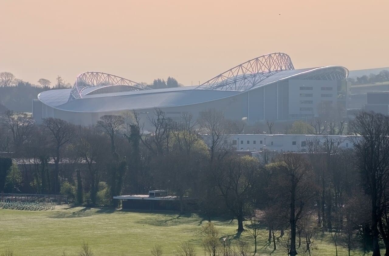 Toàn cảnh American Express Stadium, sân nhà của Brighton & Hove Albion Toàn cảnh American Express Stadium, sân nhà của Brighton & Hove Albion