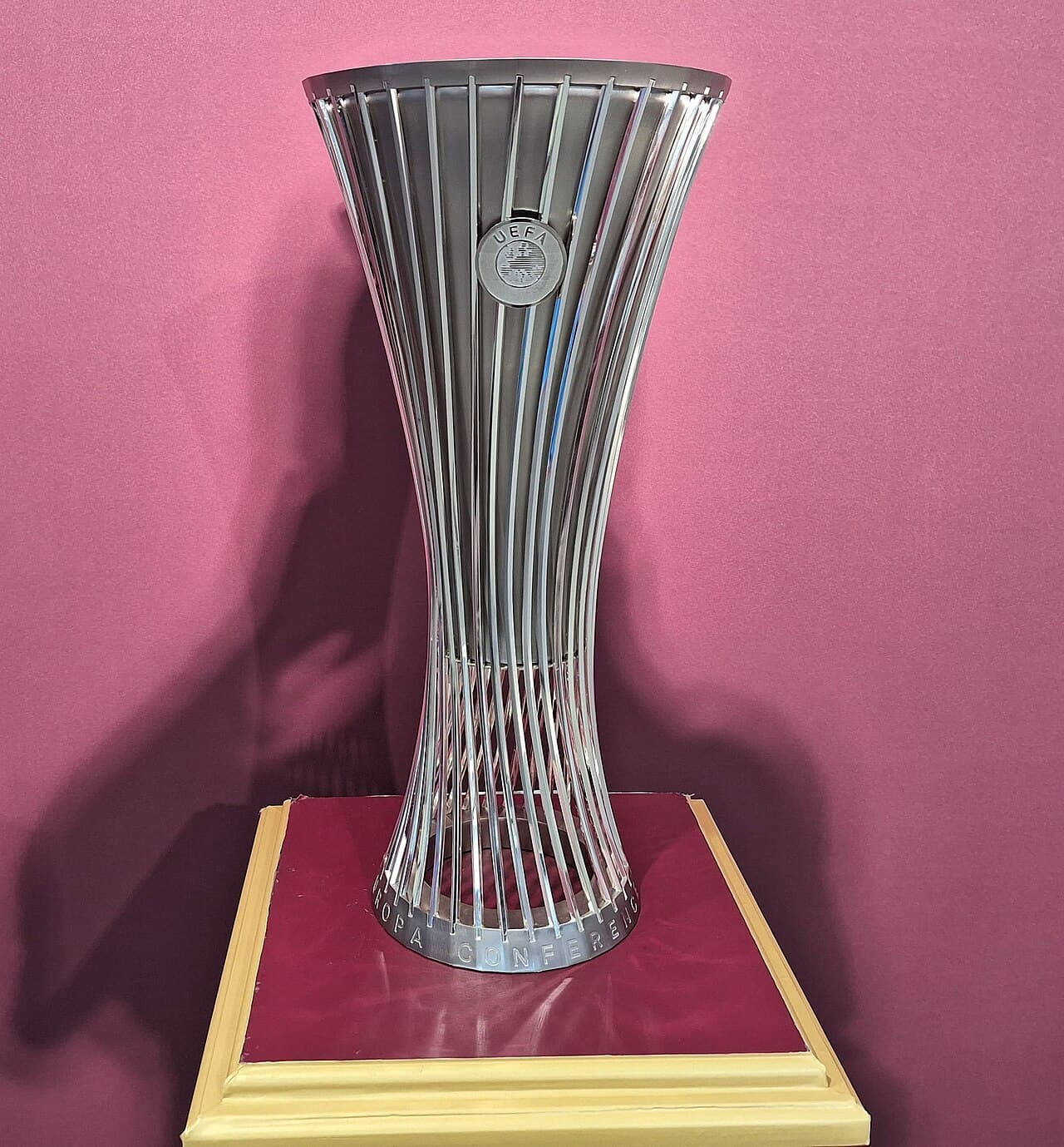 Chiếc cúp UEFA Europa Conference League tại West Ham Chiếc cúp UEFA Europa Conference League tại West Ham