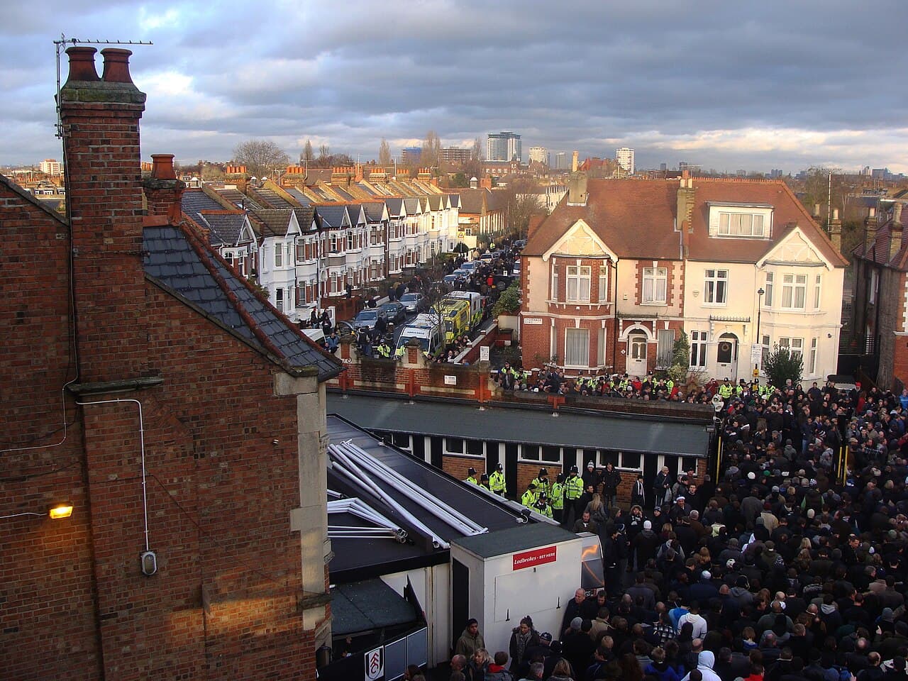 Toàn cảnh Craven Cottage, sân nhà của Fulham Toàn cảnh Craven Cottage, sân nhà của Fulham