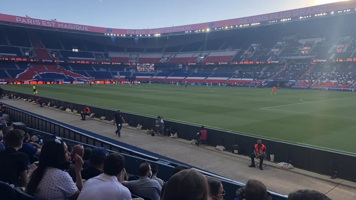 Cầu thủ PSG thi đấu trong một trận bóng đá tại Parc des Princes Cầu thủ PSG thi đấu trong một trận bóng đá tại Parc des Princes