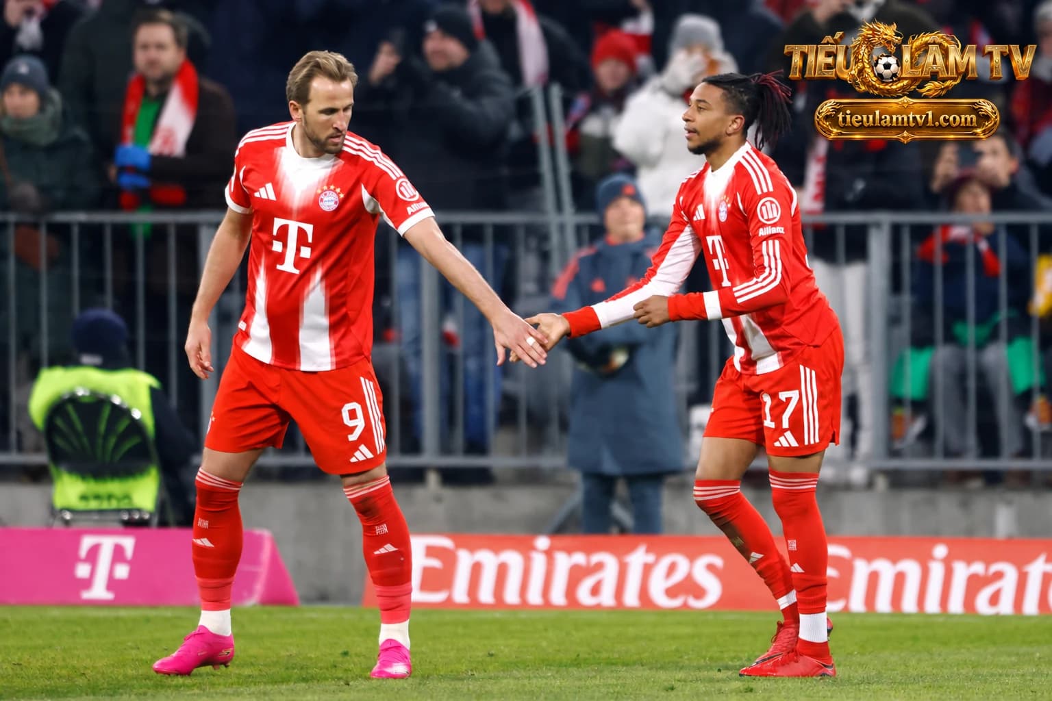Harry Kane và Michael Olise bắt tay trong trang phục Bayern Munich Harry Kane và Michael Olise bắt tay trong trang phục Bayern Munich
