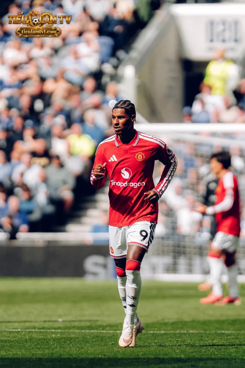 Marcus Rashford chạy trên sân trong trang phục Manchester United Marcus Rashford chạy trên sân trong trang phục Manchester United