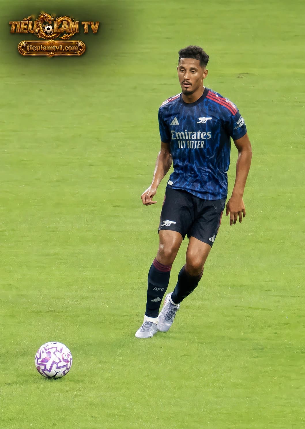 William Saliba mặc trang phục khởi động Arsenal trên sân, ảnh tư liệu năm 2025 William Saliba mặc trang phục khởi động Arsenal trên sân, ảnh tư liệu năm 2025