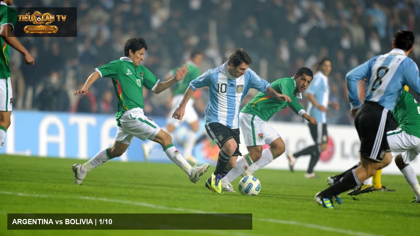 Cầu thủ Argentina và Bolivia trong trận Copa América 2011 Cầu thủ Argentina và Bolivia trong trận Copa América 2011