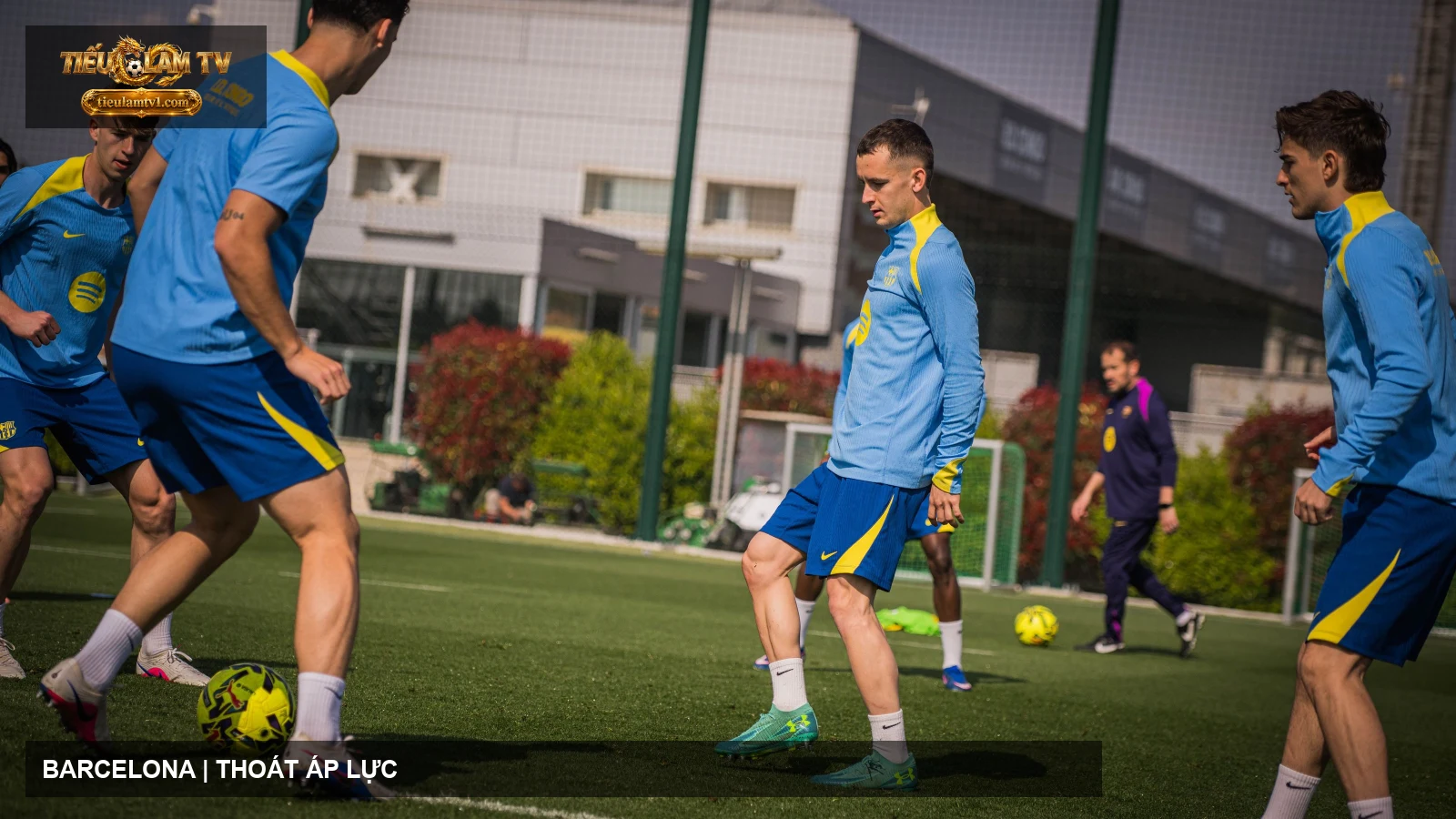 Cầu thủ Barcelona trong buổi tập